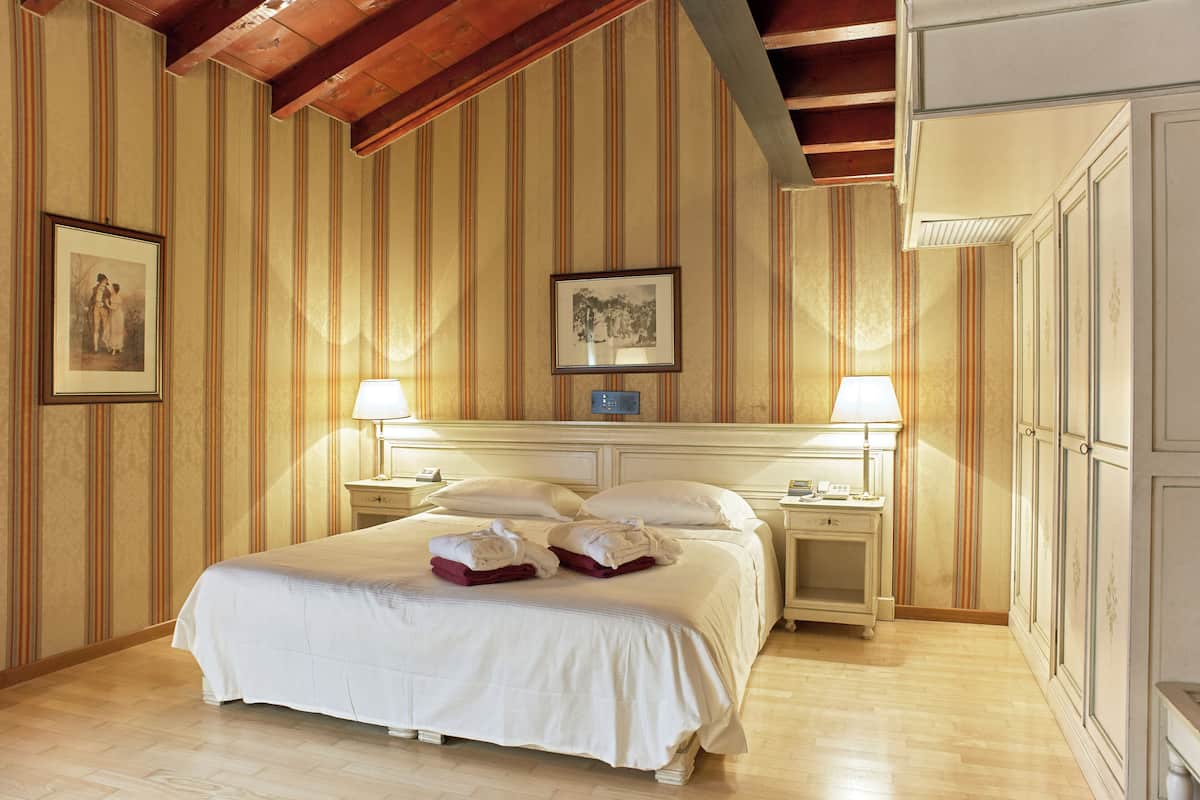 Ropa de cama de alta calidad y caja de seguridad en la habitación
