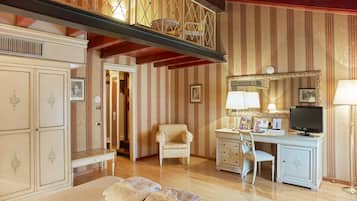Habitación familiar | Ropa de cama de alta calidad y caja de seguridad en la habitación