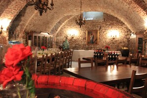 2 restaurantes; se sirven almuerzos y cenas