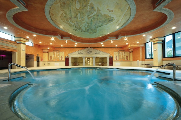 2 piscines couvertes, piscine extérieure (ouverte en saison)