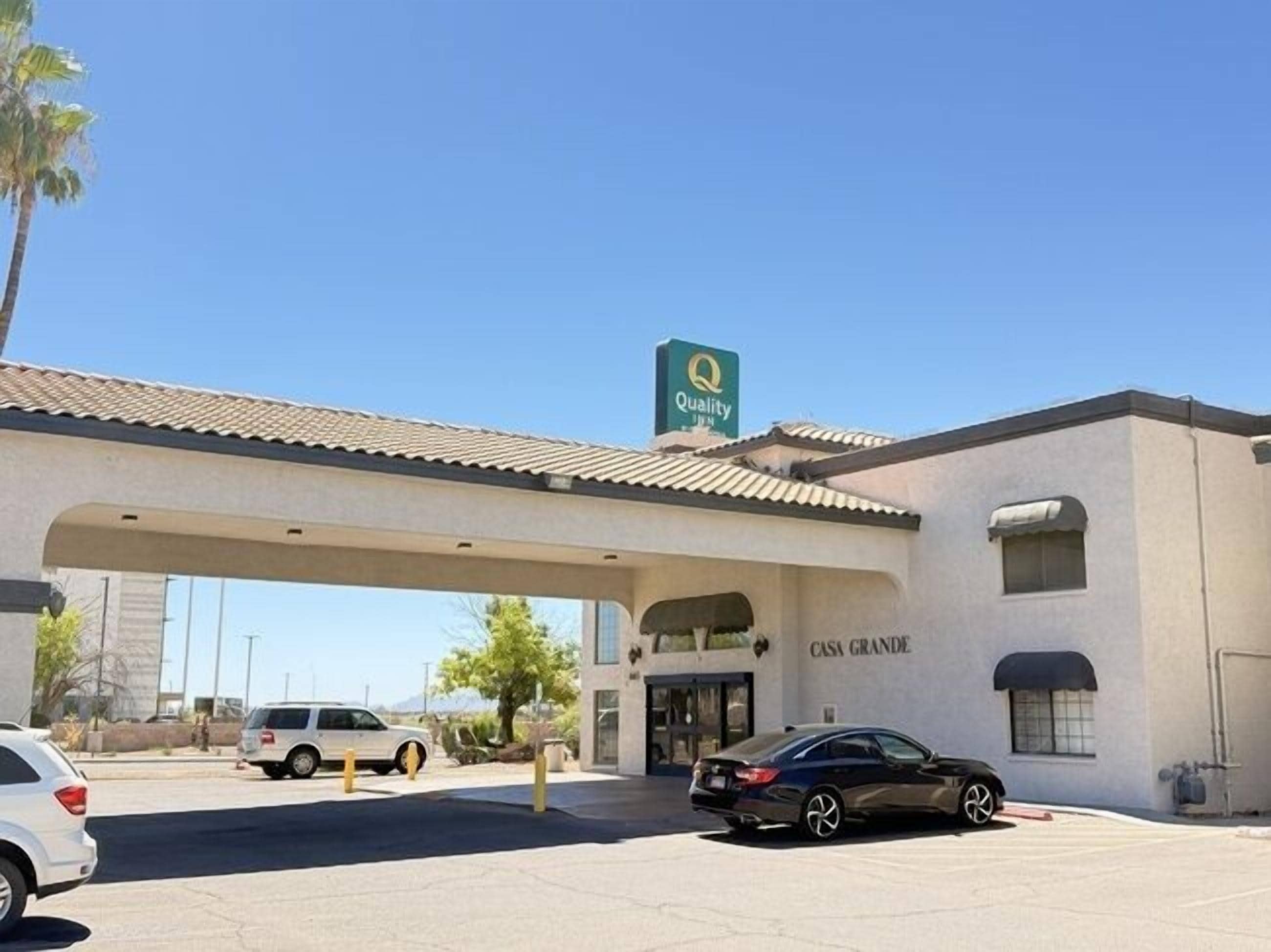Un edificio con un cartel que dice 'Quality' y 'Casa Grande' en la fachada.