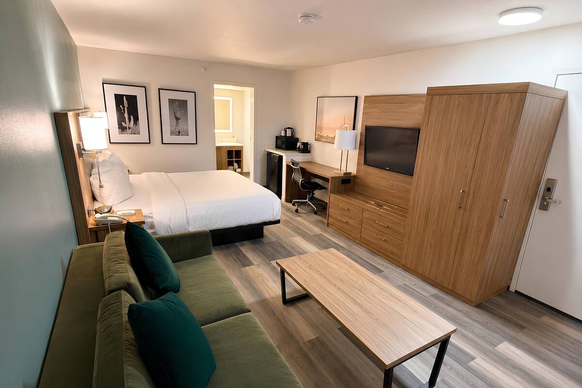 Habitación estándar, 1 cama King size, para no fumadores | Tabla de planchar con plancha, camas extra, wifi y despertador