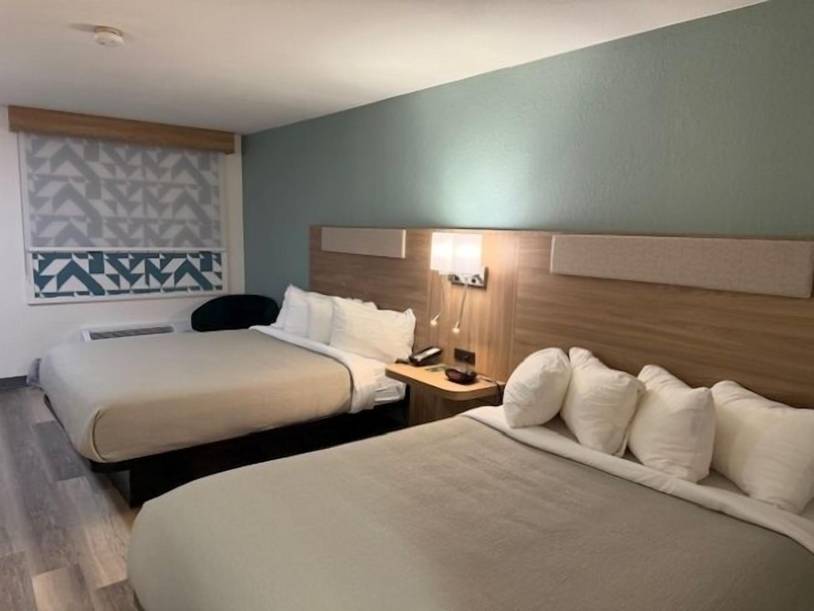 Habitación estándar, 2 camas Queen size, para no fumadores | Tabla de planchar con plancha, camas extra, wifi gratis y ropa de cama 