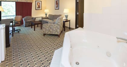 Days Inn & Suites by Wyndham Madison Heights MI