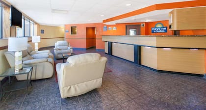 Days Inn & Suites by Wyndham Madison Heights MI