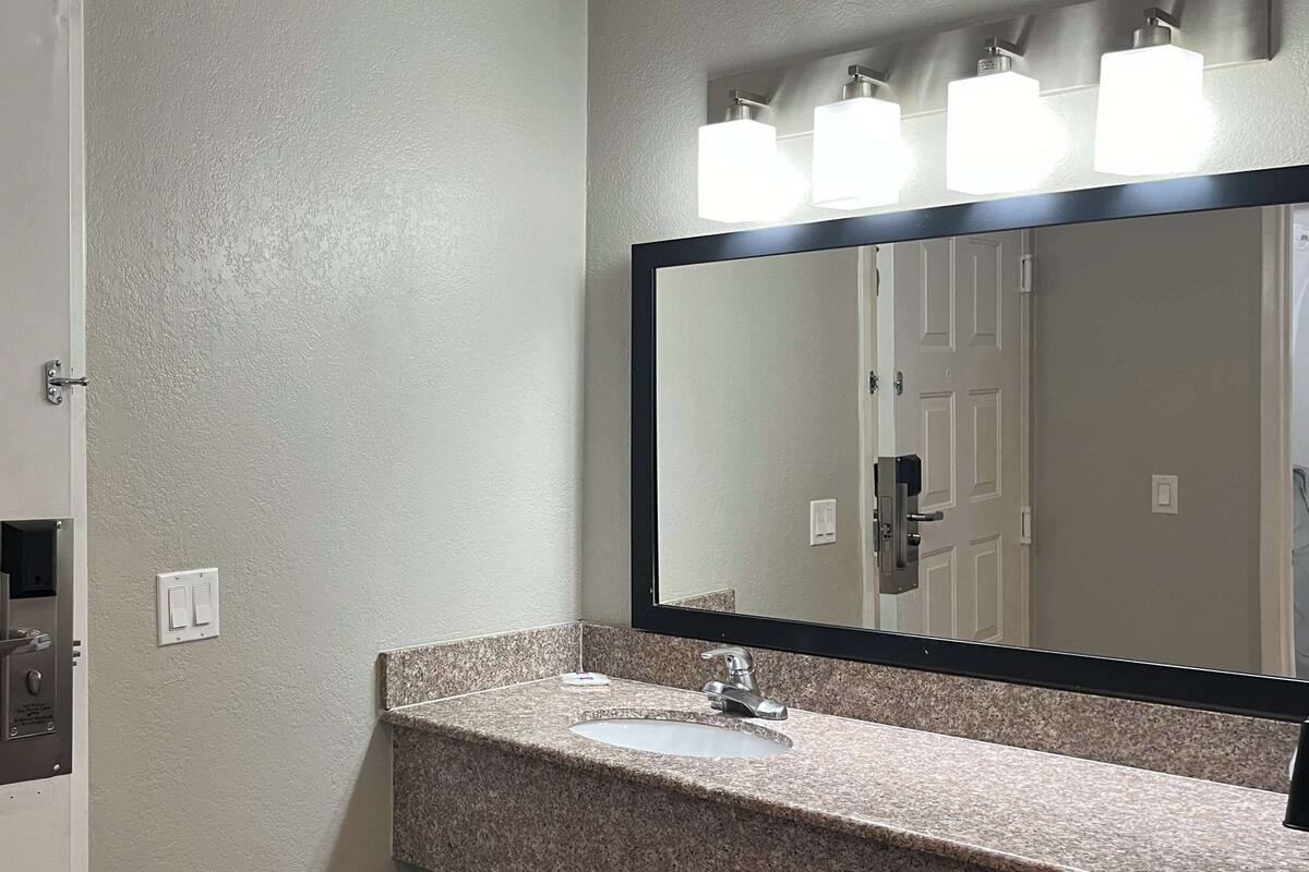 combined shower/bathtub, eco-friendly toiletries, hair dryer, towels