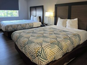 Desk, laptop workspace, iron/ironing board, free WiFi - Motel 6 Tucson, AZ – Airport / Kino Sports Complex (Tucson)