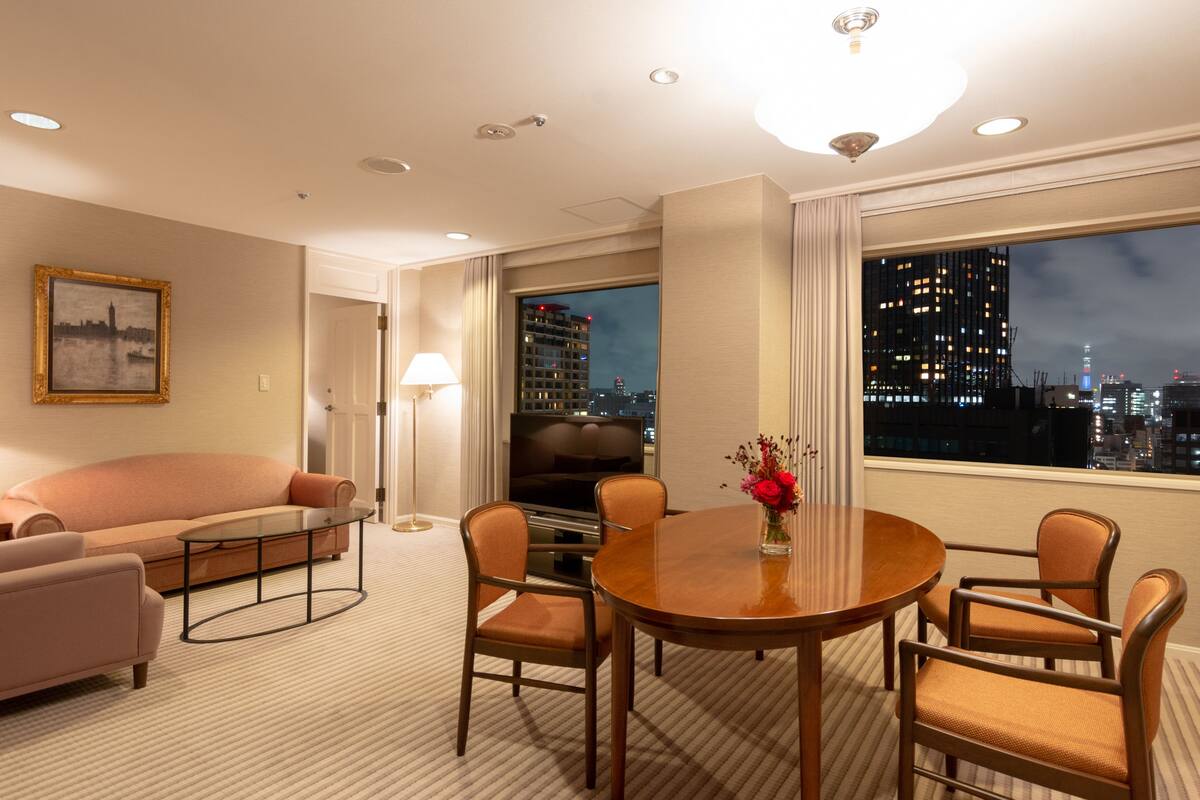 Suite, 1 King Bed | Living room
