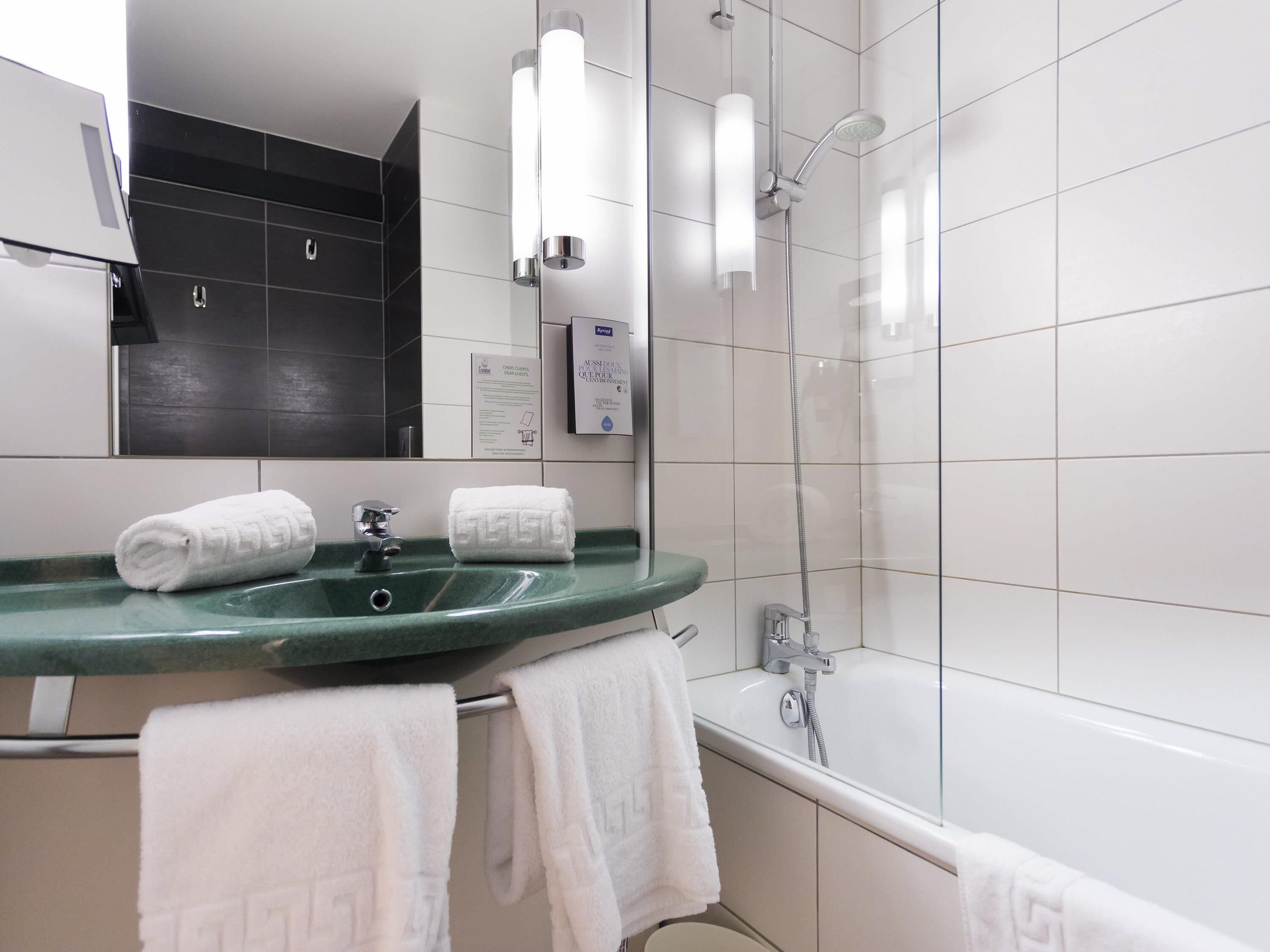 combined shower/bathtub, eco-friendly toiletries, hair dryer, towels
