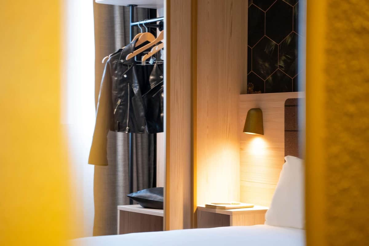Ropa de cama de alta calidad, escritorio y cortinas blackout