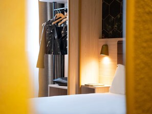 Premium-sengetøj, skrivebord, mørklægningsgardiner, lydisolering