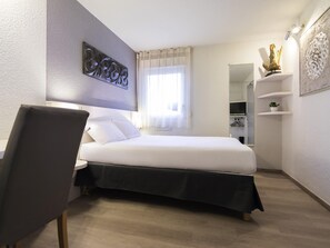 Ropa de cama de alta calidad, escritorio y cortinas blackout 
