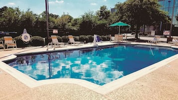 Una piscina al aire libre de temporada