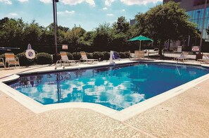 Una piscina al aire libre de temporada