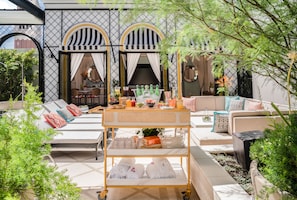 4 outdoor pools, pool cabanas (surcharge), pool umbrellas - The Venetian Resort Las Vegas (Las Vegas)
