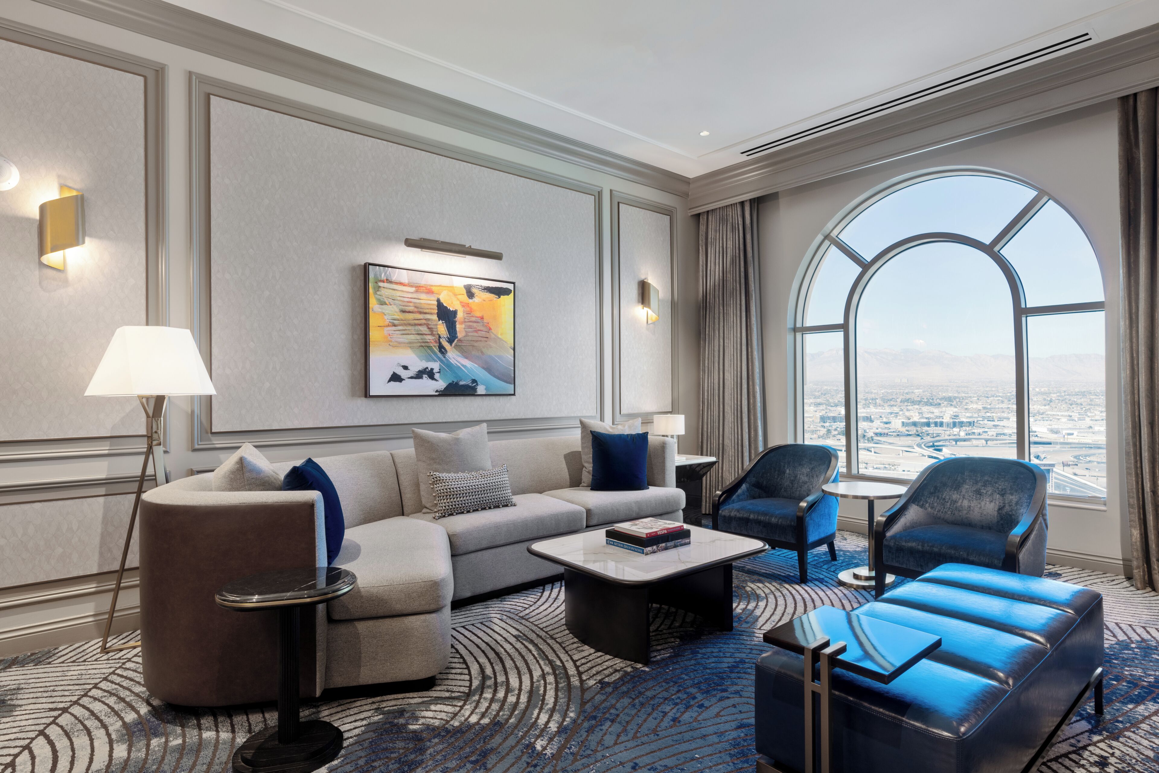 Newly Remodeled Grand One Bedroom King Suite City View | Roupas de cama de algodão egípcio, roupas de cama premium