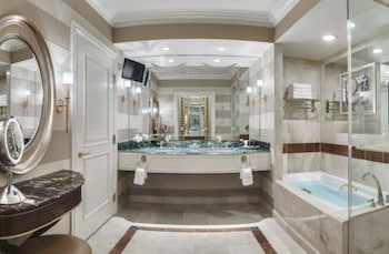 Separate tub and shower, deep soaking tub, eco-friendly toiletries at The Venetian Resort Las Vegas