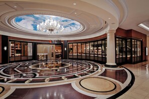 20 间餐厅，供应午餐、晚餐和早午餐，美洲菜