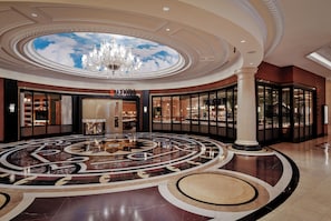 20 restaurants, lunch, dinner, brunch served; American cuisine