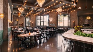 20 restaurants; lunch, dinner, and brunch served