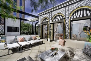 4 piscinas al aire libre, cabañas de piscina (de pago), sombrillas