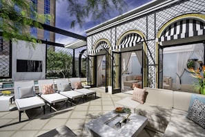 4 outdoor pools, pool cabanas (surcharge), pool loungers
