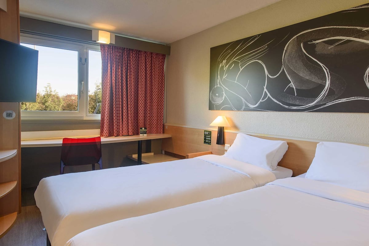 Standard Twin Room, Non Smoking | Premium bedding, desk, soundproofing, iron/ironing board