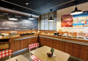 Buffet déjeuner servi tous les jours en supplément
