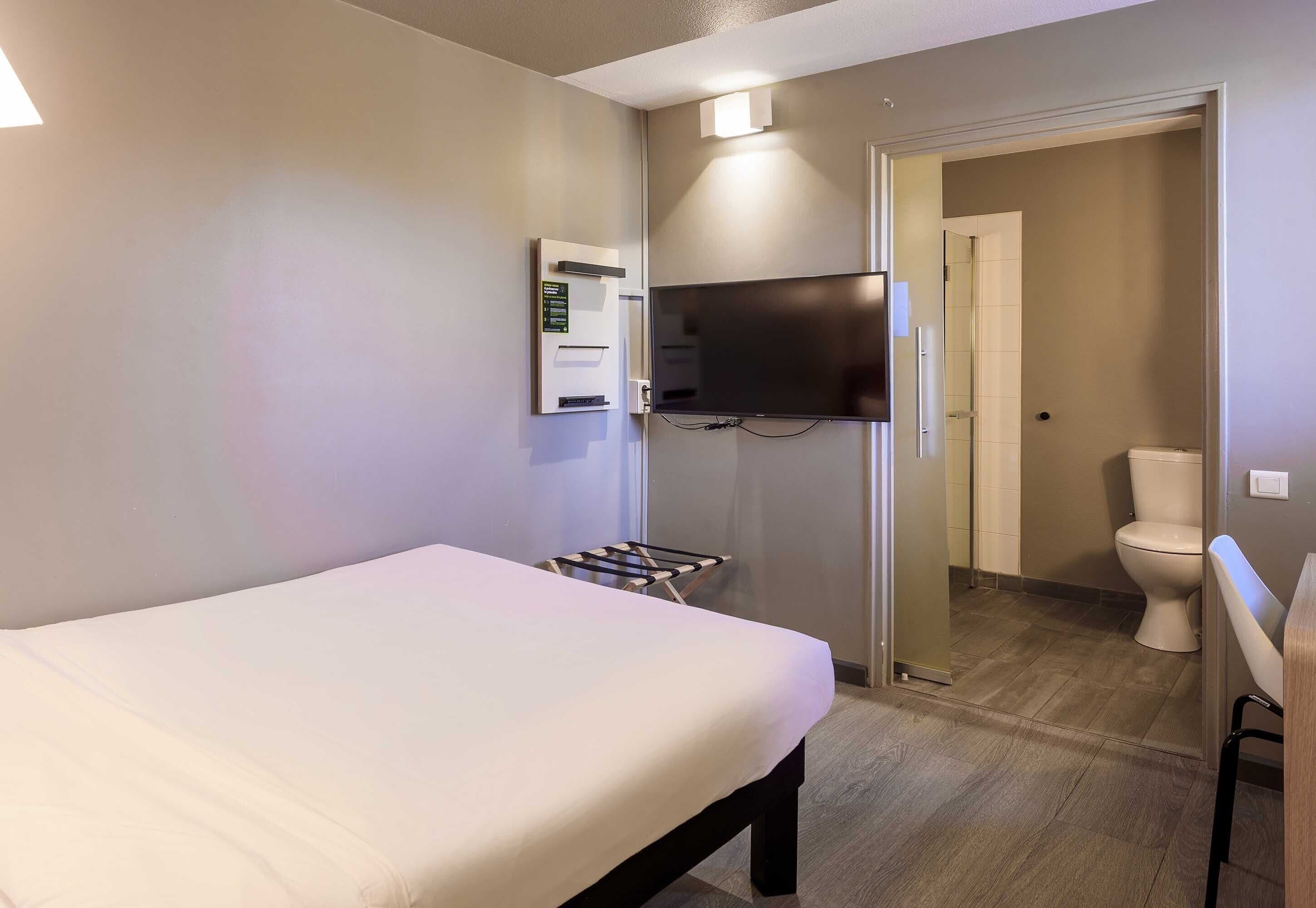 standard double room, mobility accessible, non smoking | premium bedding, desk, soundproofing, iron/ironing board