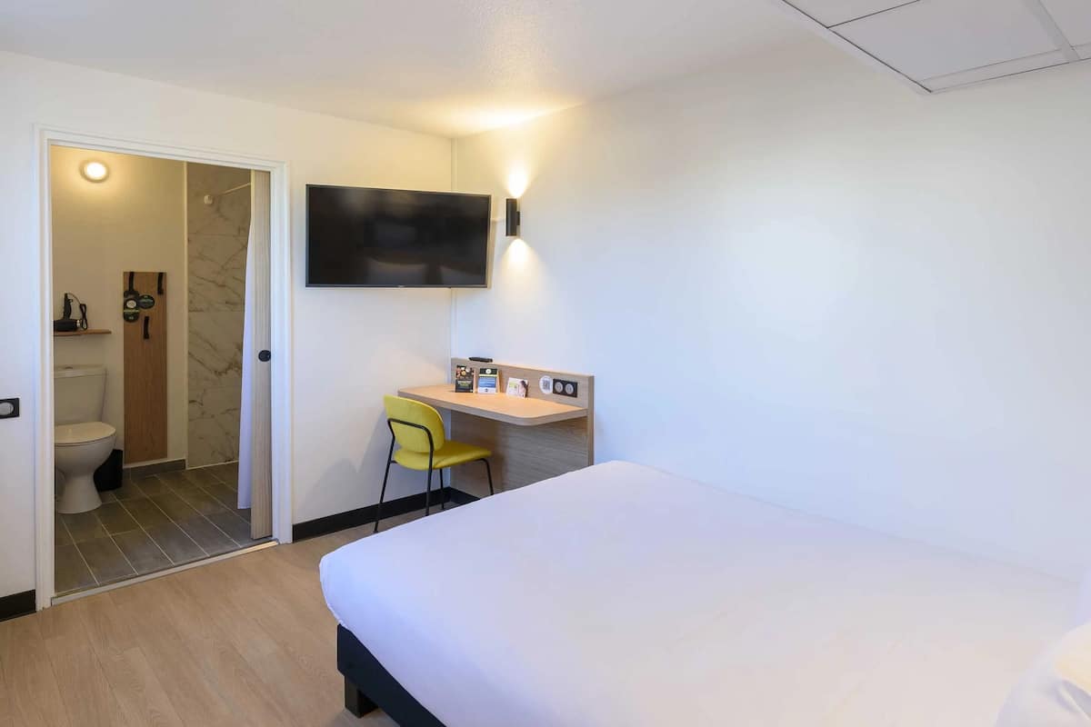 Chambre Double Standard, accessible aux personnes à mobilité réduite, non-fumeurs | Literie de qualité supérieure, bureau, chambres insonorisées