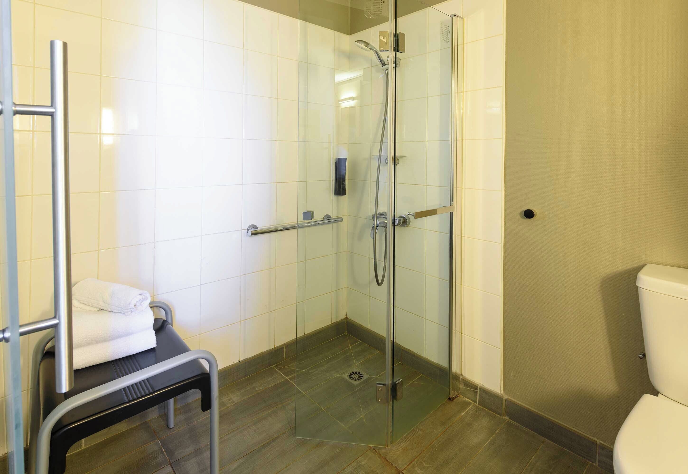 standard double room, mobility accessible, non smoking | bathroom | bathtub, eco-friendly toiletries, hair dryer, towels