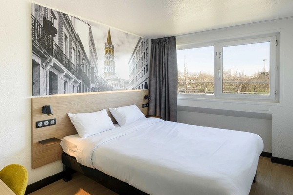 Premium bedding, desk, soundproofing, iron/ironing board (on request)