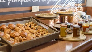 A breakfast buffet with pastries, jams, and juices. - B&B Hotel Toulouse Université (Toulouse)