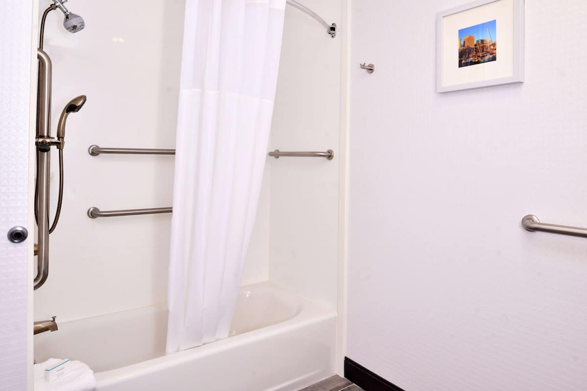 Tina con regadera, amenidades de baño gratuitas, secadora de cabello