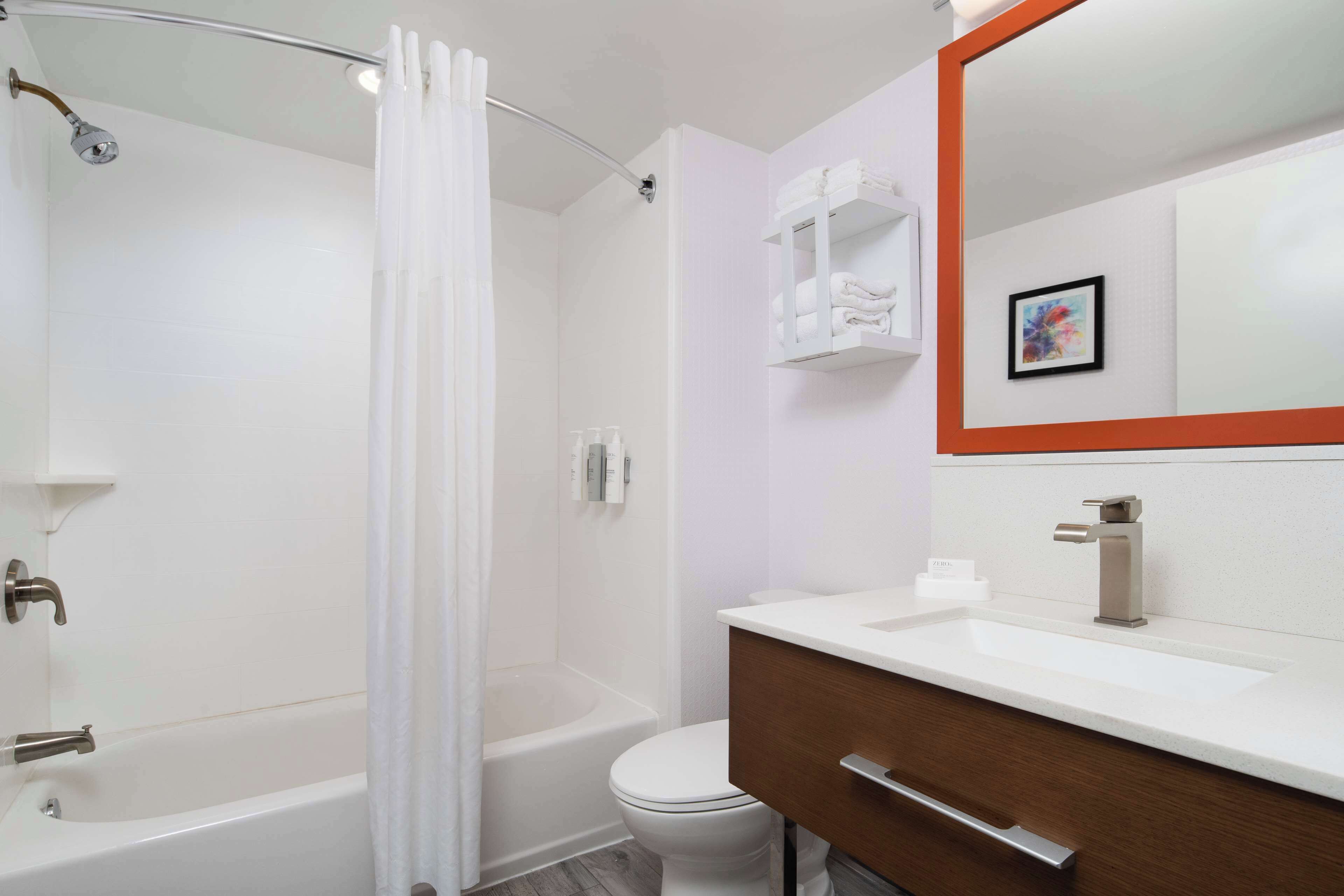 combined shower/bathtub, free toiletries, hair dryer, towels