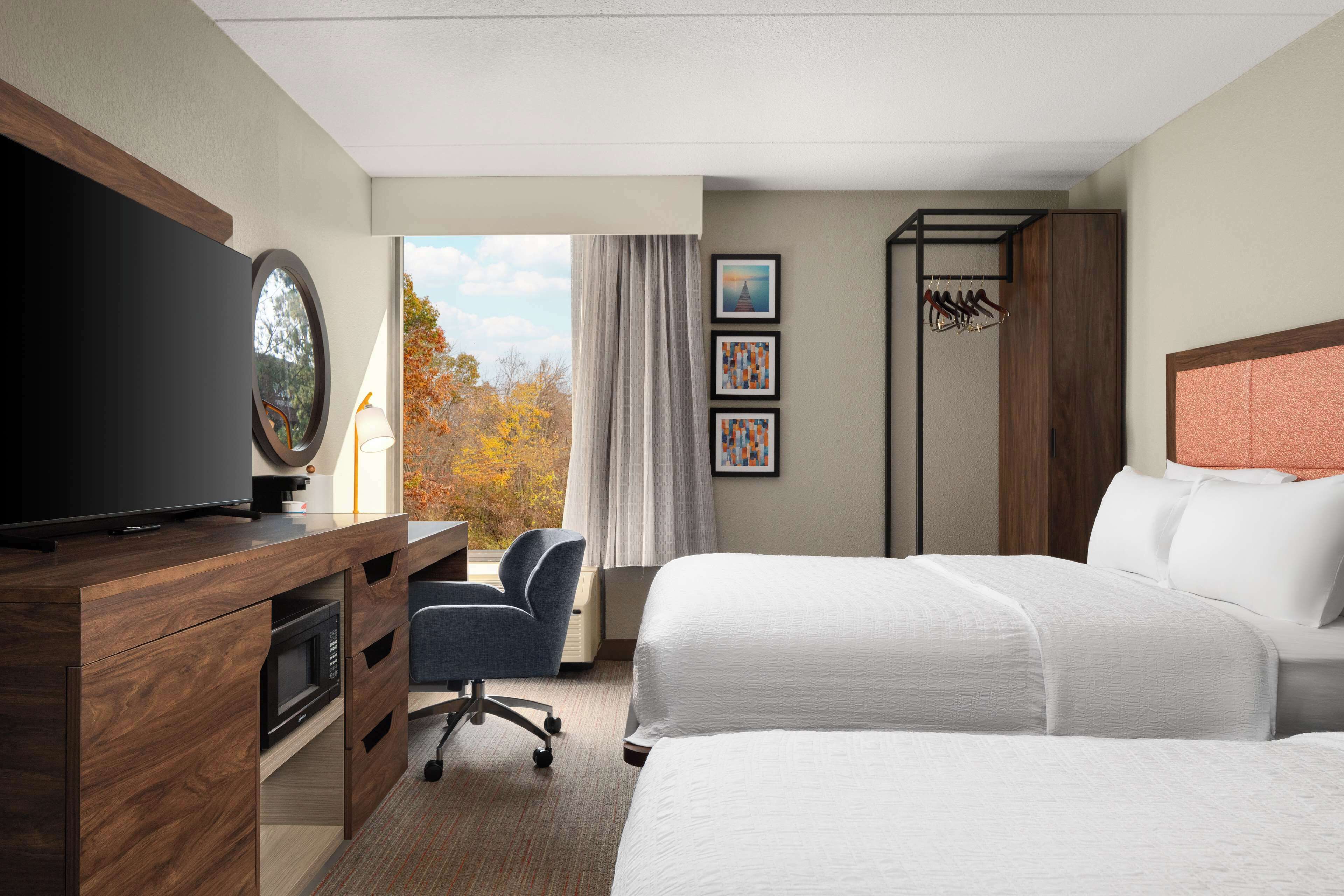 1 bedroom, egyptian cotton sheets, premium bedding, desk