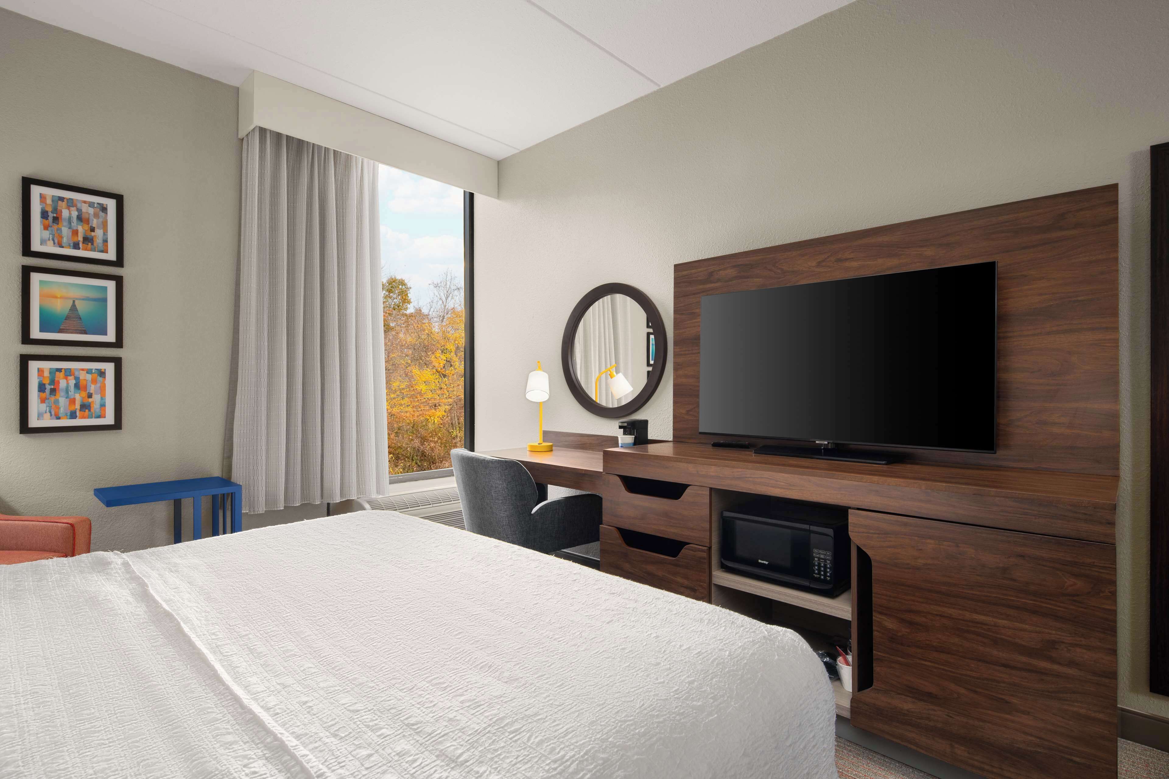 1 bedroom, egyptian cotton sheets, premium bedding, desk