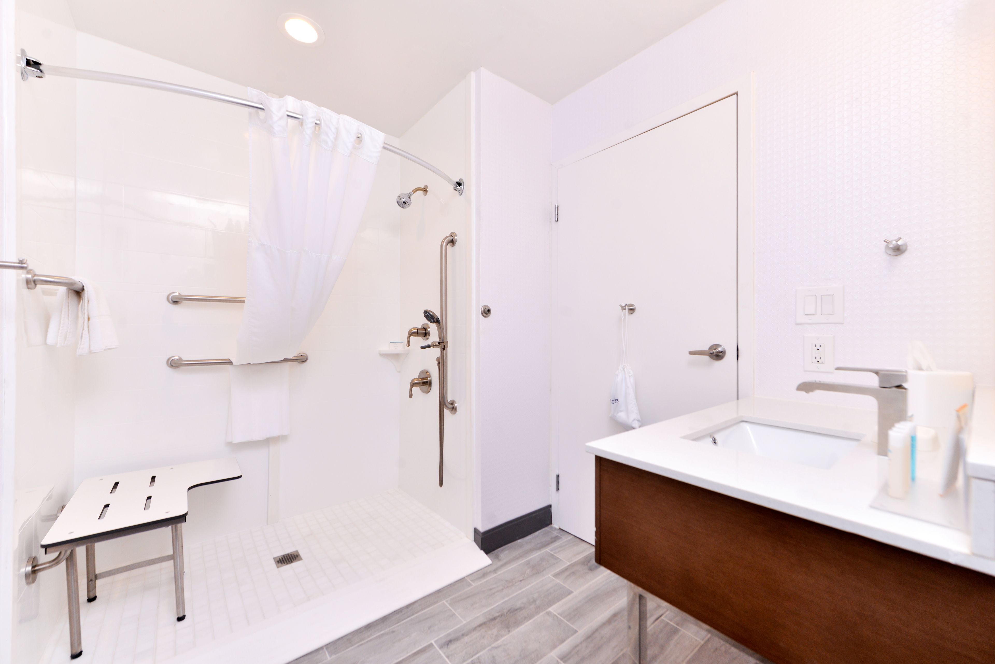 combined shower/bathtub, free toiletries, hair dryer, towels
