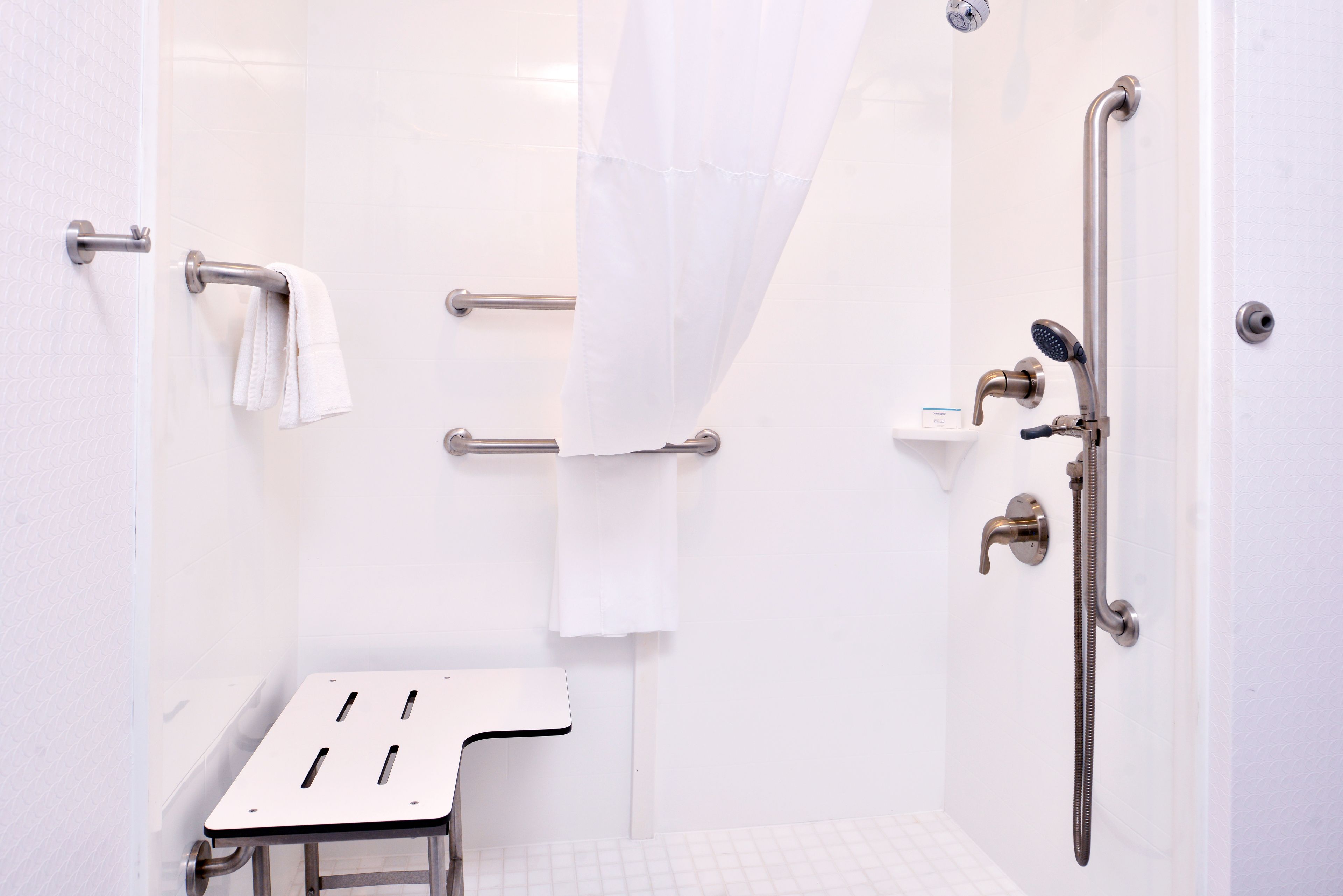 room, 1 king bed, accessible (roll-in shower) | bathroom | combined shower/bathtub, free toiletries, hair dryer, towels