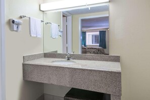 Combined shower/bathtub, eco-friendly toiletries, hair dryer, towels