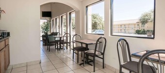 Days Inn by Wyndham Austin South