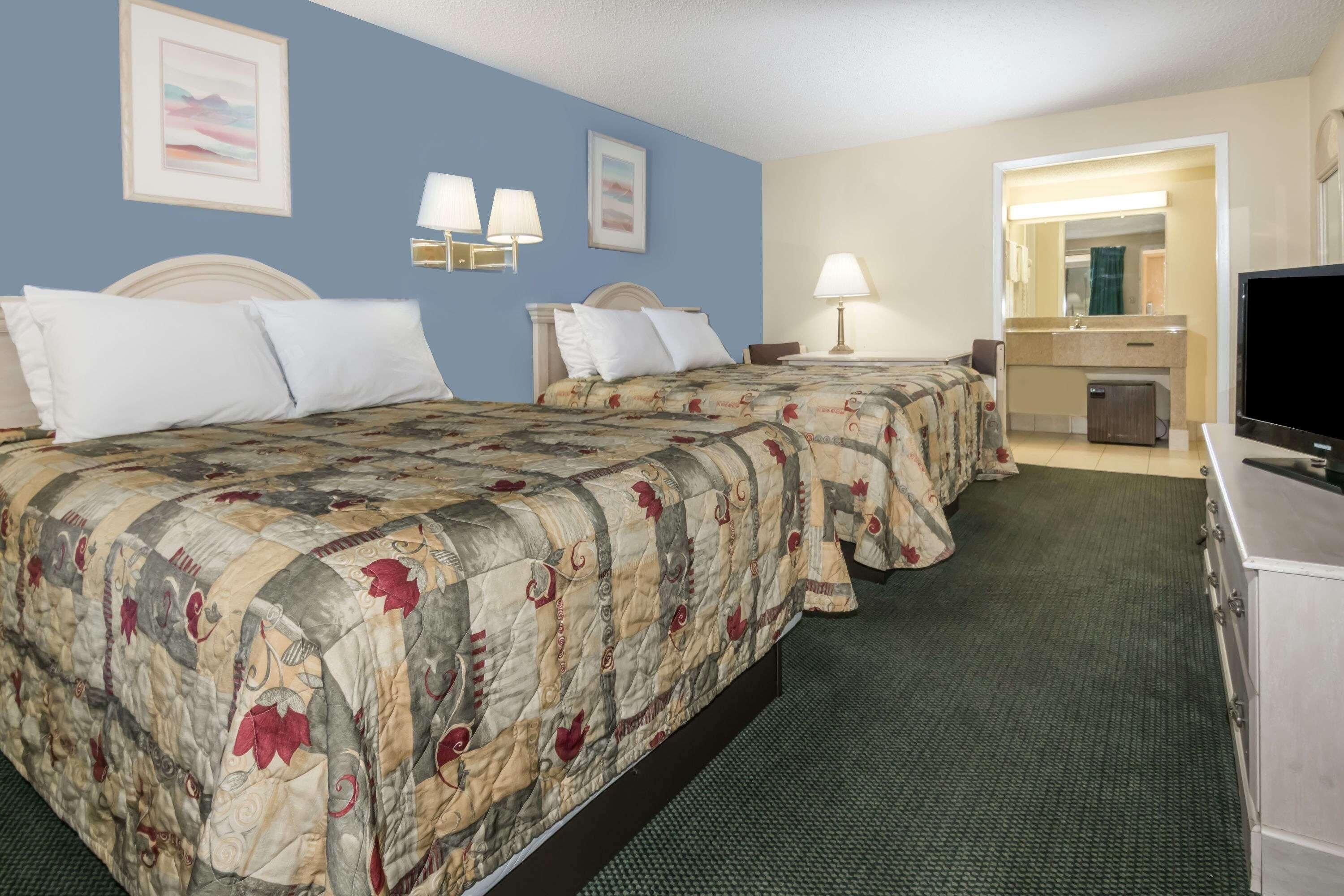 Surmatelas, bureau, rideaux occultants, fer et planche à repasser