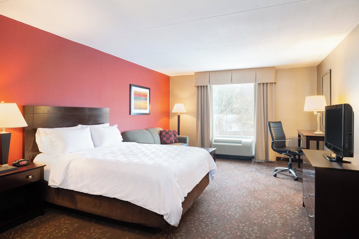 Premium bedding, pillowtop beds, in-room safe, desk