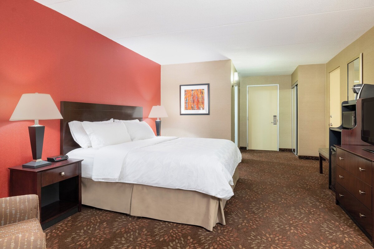 Premium bedding, pillowtop beds, in-room safe, desk