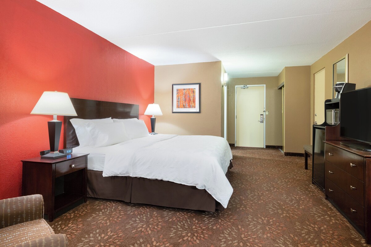 Standard Room, 1 King Bed, Balcony | Premium bedding, pillowtop beds, in-room safe, desk