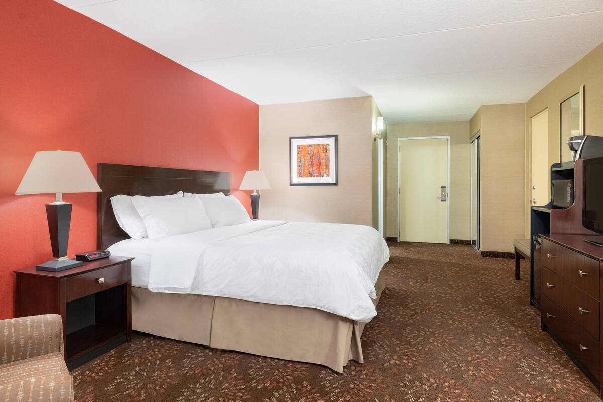 Premium bedding, pillowtop beds, in-room safe, desk