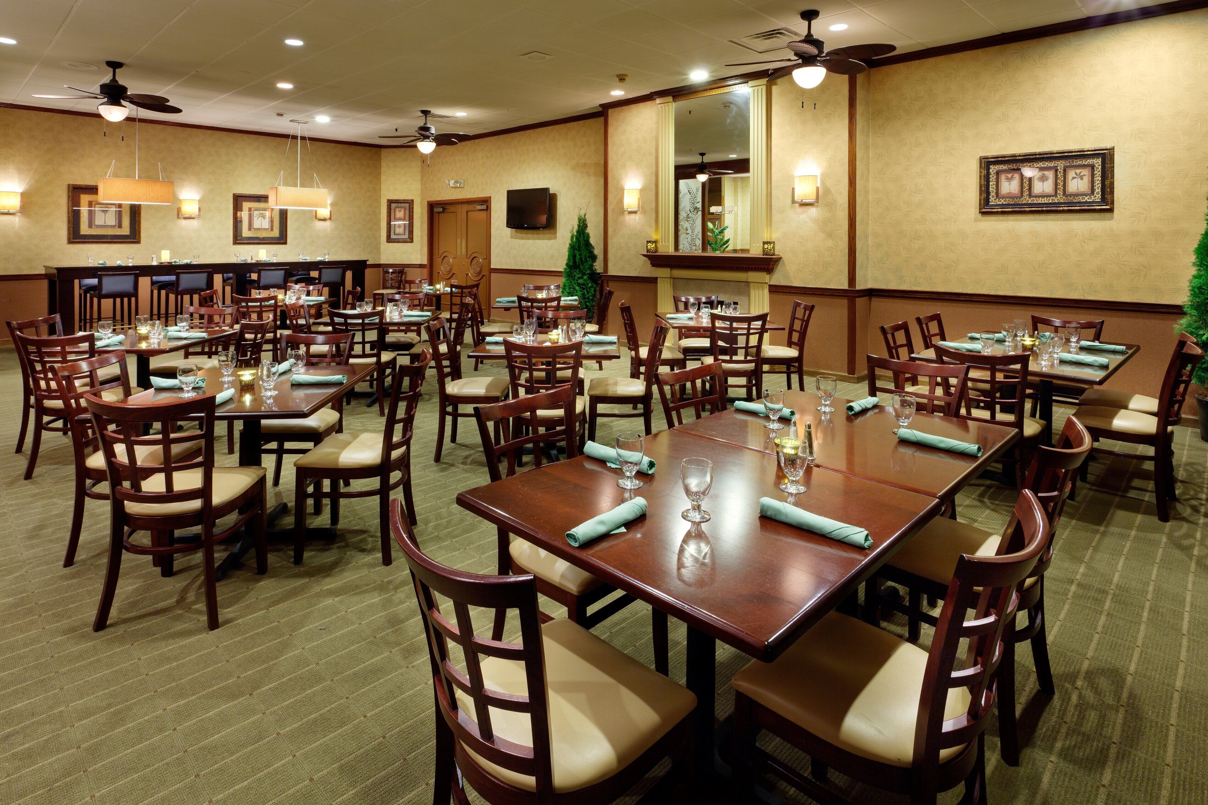 2 restaurants; breakfast, lunch and dinner served 