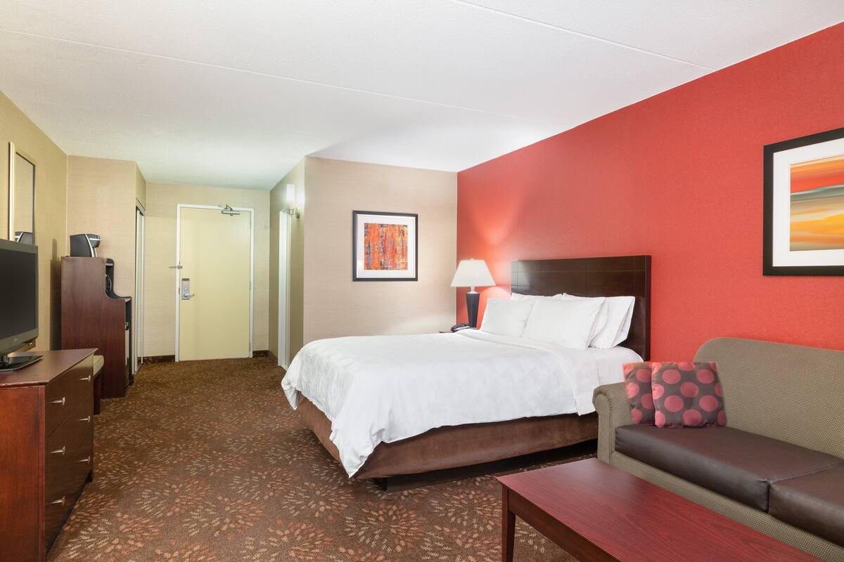 Premium Room, 1 King Bed | Premium bedding, pillowtop beds, in-room safe, desk