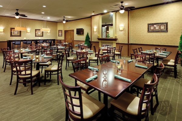 2 restaurants; breakfast, lunch, and dinner served
