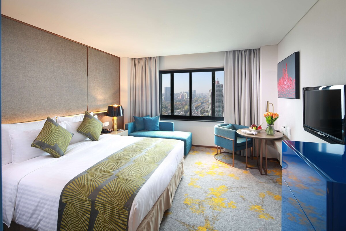 Minibar, in-room safe, blackout drapes, soundproofing